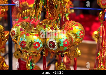 Nha Trang, Vietnam - 7. Februar 2016: Rote Laternen, Glocken und Glück Artikel stehen zum Verkauf in lunar New Year auf der Straße von V Stockfoto