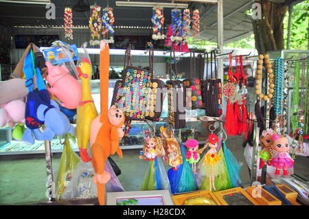 Nha Trang, Vietnam - 9. Februar 2016: Souvenirs sind für den Verkauf auf der Straße in Vietnam Stockfoto