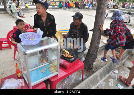 Cam Ranh, Vietnam - 9. Februar 2016: Straßenhändler essen Menschen lunar New Year in Vietnam dienen in Stockfoto