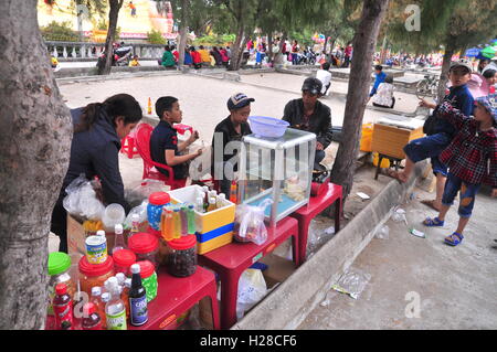 Cam Ranh, Vietnam - 9. Februar 2016: Straßenhändler essen Menschen lunar New Year in Vietnam dienen in Stockfoto