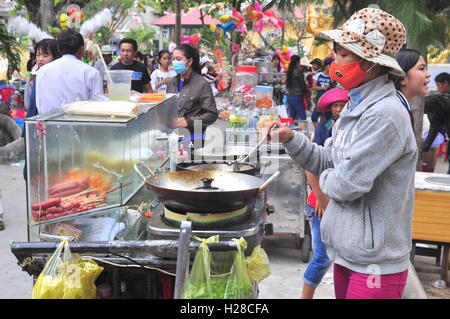 Cam Ranh, Vietnam - 9. Februar 2016: Straßenhändler essen Menschen lunar New Year in Vietnam dienen in Stockfoto