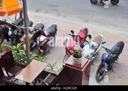 Nha Trang, Vietnam - 5. Februar 2016: Motorräder sind in einem Café-Geschäft in Vietnam Parken Stockfoto