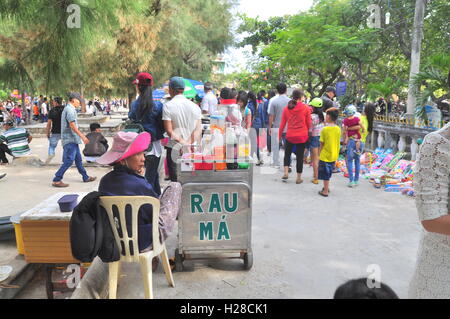 Cam Ranh, Vietnam - 9. Februar 2016: Straßenhändler essen Menschen lunar New Year in Vietnam dienen in Stockfoto