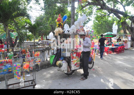 Cam Ranh, Vietnam - 9. Februar 2016: Straßenhändler essen Menschen lunar New Year in Vietnam dienen in Stockfoto