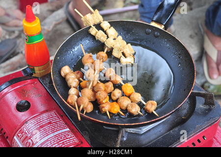 Cam Ranh, Vietnam - 9. Februar 2016: Straßenhändler essen Menschen lunar New Year in Vietnam dienen in Stockfoto