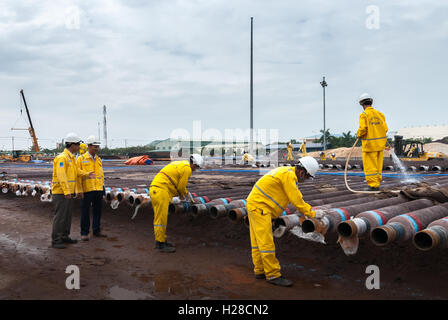 Vung Tau, Vietnam - 29. Mai 2016: Arbeitnehmer sind die Ölleitungen vor der Inbetriebnahme im Meer überprüfen Stockfoto