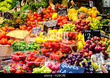 London, UK - 5. April 2016: Produkte sind für Verkauf In London Borough Market. Stockfoto