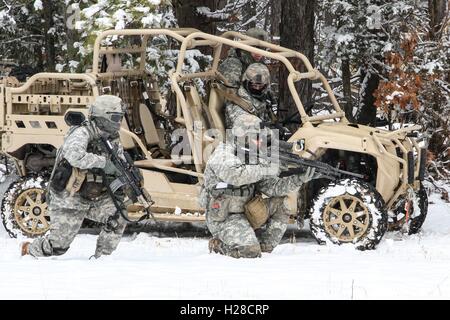 US-Armee Soldaten üben Training mit dem neuen Licht taktische All Terrain Vehicle am Fort Pickett 26. Februar 2015 in Blackstone, Virginia. Stockfoto