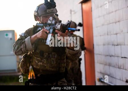 US Army Green Beret Kommandos während Infiltration Ausbildung 2. April 2015 in Okaloosa Island, Florida. Stockfoto