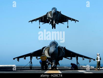 US-Marines AV-8 b Harrier Flugzeugen bereitet, auf dem Flugdeck der America-Klasse amphibischer Angriff Schiff USS America im Trainingsbetrieb 26. Februar 2015 in den Pazifischen Ozean zu landen. Stockfoto