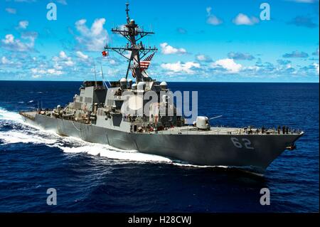 US Navy Arleigh Burke-Klasse geführte Flugkörper Zerstörer USS Fitzgerald dampft weiter auf Patrouille 8. September 2014 in den Gewässern in der Nähe von Guam. Stockfoto