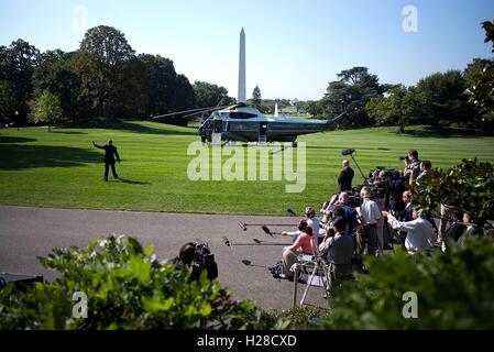 US-Präsident Barack Obama Wellen beim gehen über den Rasen des weißen Hauses Süd in der Marine One Hubschrauber 26. August 2014 in Washington, DC. Stockfoto