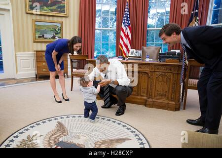 US-Präsident Barack Obama besucht mit Berater, der Chef des Stabes Natalie Quillian und ihre Familie in das Weiße Haus Oval Office 27. August 2014 in Washington, DC. Stockfoto