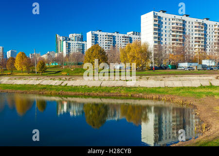 Goldene Herbst geht in Park und moderne Apartmenthäuser, Moskau, Russland Stockfoto