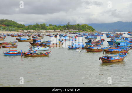 Nha Trang, Vietnam - 5. Oktober 2011: Angelboote/Fischerboote sind in einem Hafen von Nha Trang anlegen Stockfoto