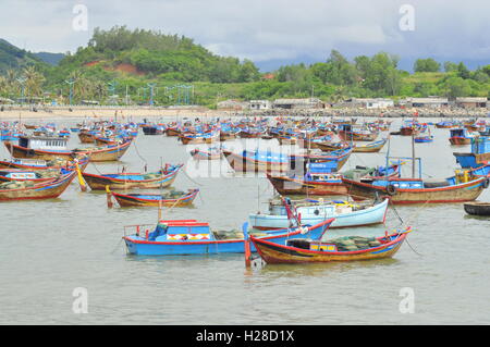 Nha Trang, Vietnam - 5. Oktober 2011: Angelboote/Fischerboote sind in einem Hafen von Nha Trang anlegen Stockfoto