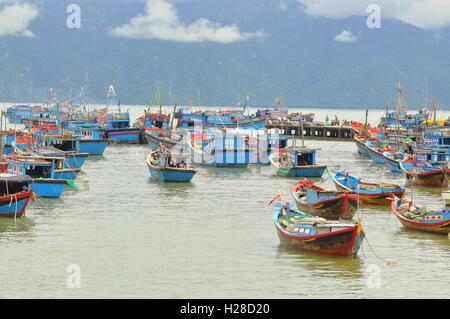 Nha Trang, Vietnam - 5. Oktober 2011: Angelboote/Fischerboote sind in einem Hafen von Nha Trang anlegen Stockfoto