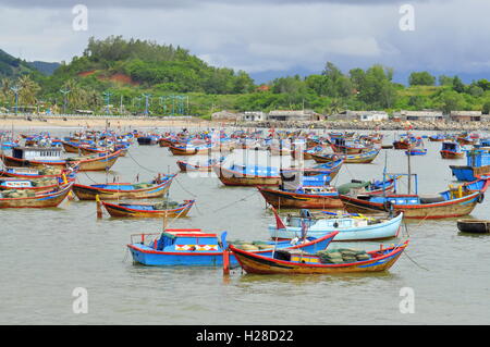 Nha Trang, Vietnam - 5. Oktober 2011: Angelboote/Fischerboote sind in einem Hafen von Nha Trang anlegen Stockfoto