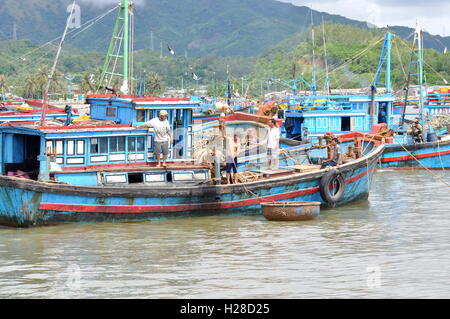 Nha Trang, Vietnam - 5. Oktober 2011: Angelboote/Fischerboote sind in einem Hafen von Nha Trang anlegen Stockfoto