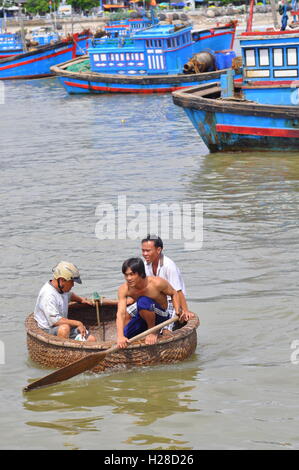 Nha Trang, Vietnam - 5. Oktober 2011: Fischer sind von ihrer Schiffe an den Seehafen in einem Korb-Boot schwimmen Stockfoto