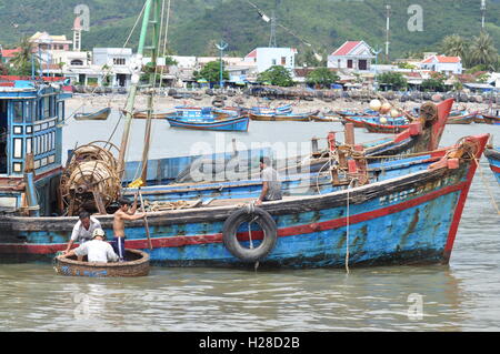 Nha Trang, Vietnam - 5. Oktober 2011: Angelboote/Fischerboote sind in einem Hafen von Nha Trang anlegen Stockfoto