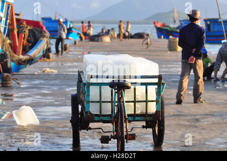 Nha Trang, Vietnam - 22. Oktober 2011: Ein LKW von Eisbars für die Lagerung von Frischfisch an einen lokalen Hafen in Vietnam Stockfoto