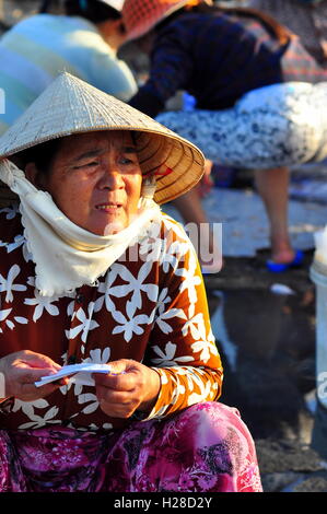 Nha Trang, Vietnam - 22. Oktober 2011: A vietnamesische Frau ihre Fische in einer lokalen Fischmarkt verkauft Stockfoto