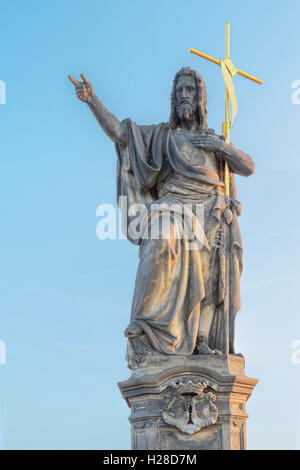 Statue des Heiligen Johannes, der Täufer auf der Karlsbrücke (illuminierte am meisten), Prag 1, Böhmen, Tschechien. Stockfoto