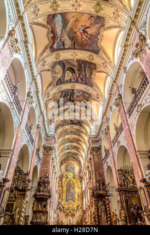 Kunstvoll verzierte Innenraum von der Kirche des Hl. Jakob, desto größer in der Altstadt, Prag 1, Böhmen, Tschechien. Stockfoto