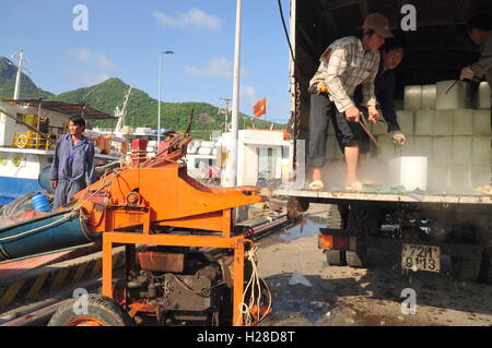 Con Dao, Viet Nam - 2. Juli 2012: Träger sind Rasieren Eis in der lokalen Hafenstadt der Insel Con Dao in Vietnam Stockfoto