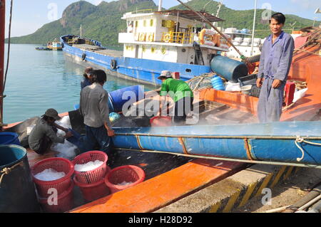 Con Dao, Viet Nam - 2. Juli 2012: Träger sind Rasieren Eis in der lokalen Hafenstadt der Insel Con Dao in Vietnam Stockfoto