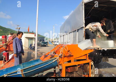 Con Dao, Viet Nam - 2. Juli 2012: Träger sind Rasieren Eis in der lokalen Hafenstadt der Insel Con Dao in Vietnam Stockfoto