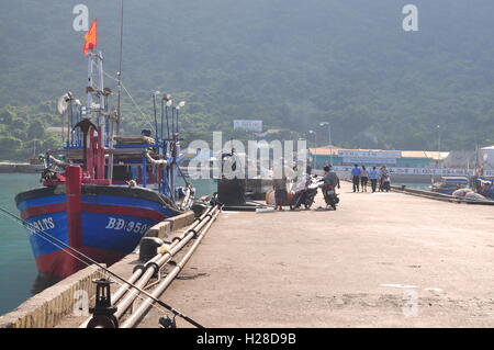 Con Dao, Viet Nam - 2. Juli 2012: Eine Übersicht in der Hafenstadt Con Dao Insel mit Fischer und Angelboote/Fischerboote Parken Stockfoto