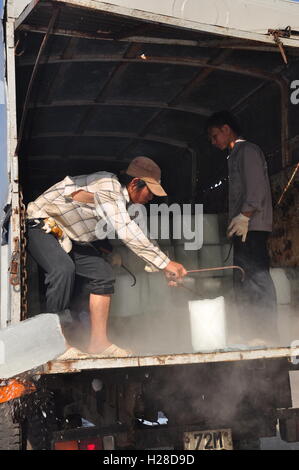 Con Dao, Viet Nam - 2. Juli 2012: Träger sind Rasieren Eis in der lokalen Hafenstadt der Insel Con Dao in Vietnam Stockfoto