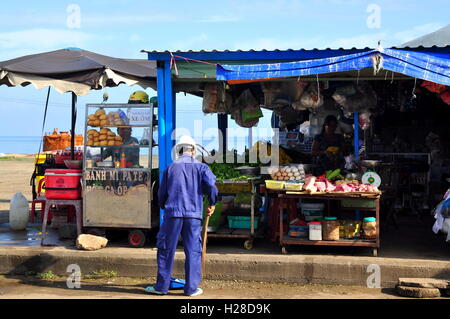 Con Dao, Viet Nam - 2. Juli 2012: Ein Mann vor seinem Essen Straßenhändler auf der Con Dao Insel Vietnams fegt Stockfoto