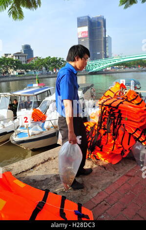 Ho-Chi-Minh-Stadt, Vietnam - 24. April 2015: Fische befinden sich in Plastiktüten, die Vorbereitung in den Saigon River in freigegeben werden die Stockfoto