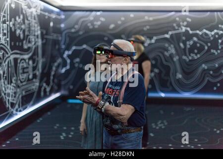 Apollo 11 Astronaut Buzz Aldrin und NASA-Ingenieur Erisa Hines testet Microsoft HoloLens-mixed-Reality-Kopfhörer während eine Vorschau auf das neue Ziel: Mars erleben am Kennedy Space Center Visitor Complex 18. September 2016 in Cape Canaveral, Florida. Stockfoto