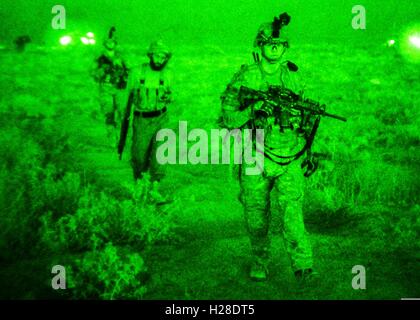 US-Armee Soldaten während einer gemeinsamen Patrouille in der Nacht mit afghanische Polizei Offiziere 15. September 2014 in Tarnak Bauernhöfe, Afghanistan. Stockfoto