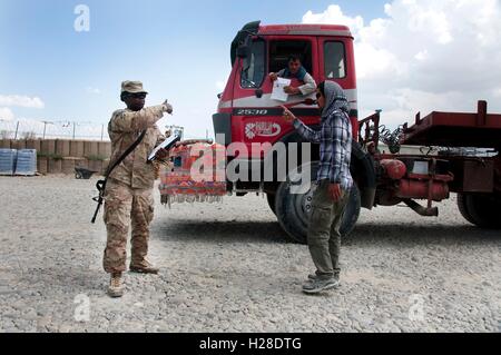 Ein Soldat der US-Armee erlaubt Afghani LKW-Fahrer Bagram Airfield 8. September 2014 in der Provinz Parwan, Afghanistan passieren. Stockfoto