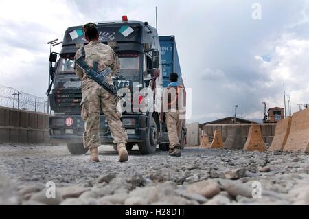 Ein Soldat der US-Armee erlaubt Afghani LKW-Fahrer Bagram Airfield 8. September 2014 in der Provinz Parwan, Afghanistan passieren. Stockfoto