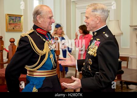 US Marine Corps Kommandant General James F. Amos plaudert mit dem Herzog von Edinburgh Prinz Philip im Rahmen eines Empfangs nach der königlichen Marine Beating Retreat musikalischen spektakulär auf dem Gelände der Horse Guards Parade 4. Juni 2014 in London, England. Stockfoto