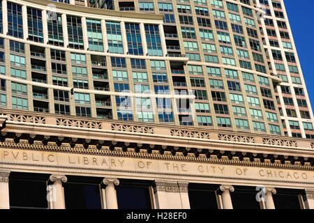 Die Inschrift auf dem Chicago Cultural Center erkennt seine frühere Existenz als ehemalige Bibliothek der Stadt. Chicago, Illinois, USA. Stockfoto