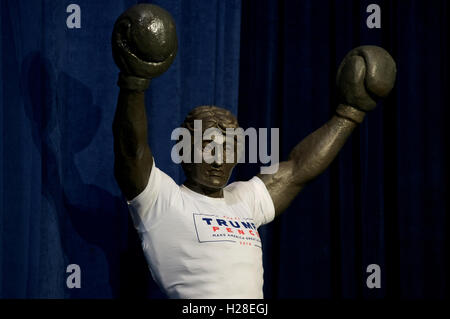 Eine Replik der Statue "Rocky Balboa" hat ein Trump Kampagne Shirt, wie es auf der Bühne bei einer Kundgebung des republikanischen Präsidentschaftskandidaten No steht Stockfoto