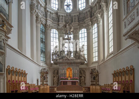 Altar und Kanzel in der Kathedrale von St. Stephan, Passau, Deutschland Stockfoto