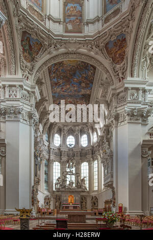 Altar und Kanzel in der Kathedrale von St. Stephan, Passau, Deutschland Stockfoto