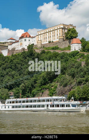 Danube Riverboat und Veste Oberhaus, Passau, Bayern, Deutschland Stockfoto