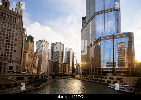 Chicago, USA - 14. August 2015: Chicago River und die umliegenden Gebäude bei Sonnenuntergang an einem heißen Sommertag Stockfoto