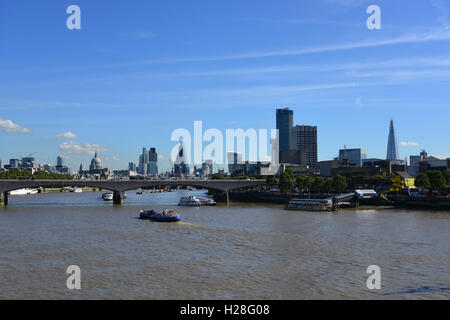 Großbritannien, London, Themse, Blick auf Stadt von Hungerford Bridge Stockfoto