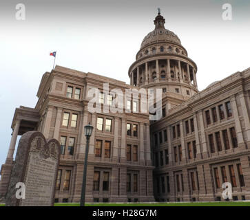 Ein Denkmal der zehn Gebote steht auf dem Gelände der Texas State Capitol in Austin. Stockfoto