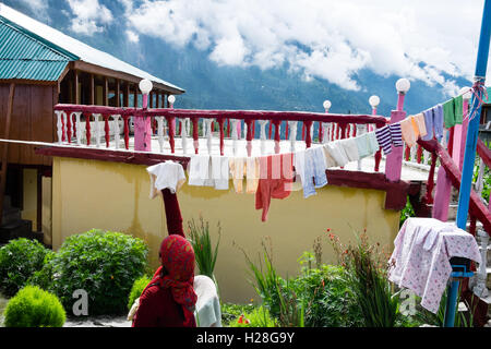 Damen Wäsche waschen in einem Dorf in der Nähe von Manali, indischen Himalaya, Himachal Pradesh, Indien Stockfoto